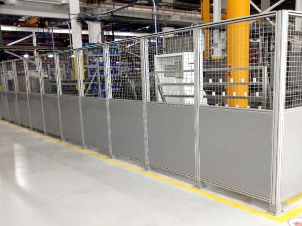 臺風來襲，戶外防護圍欄誰能站得??？