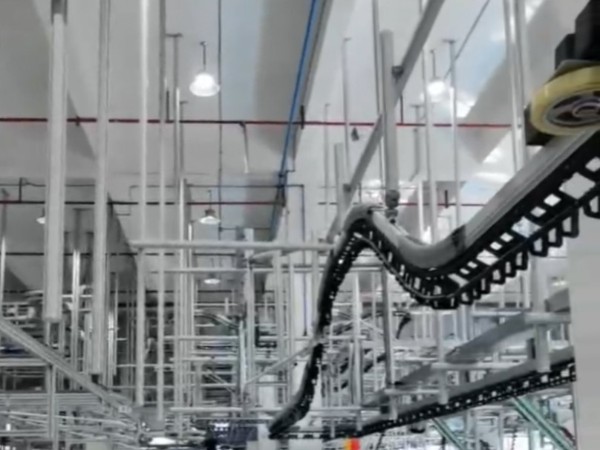 以前對比現(xiàn)在，服裝單軌框架吊掛系統(tǒng)的出現(xiàn)